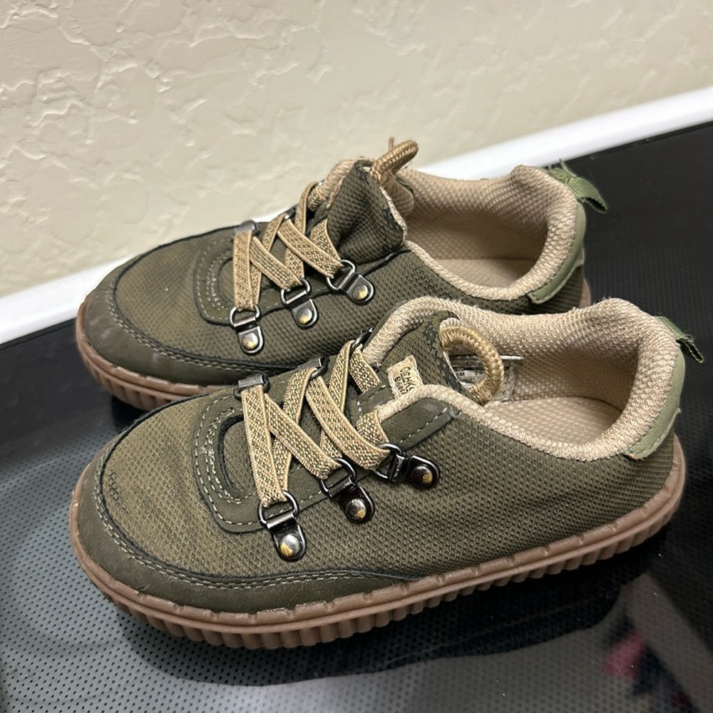 Toddler Oshkosh shoes size 9